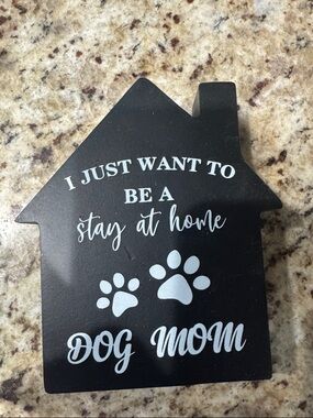 Black 'Dog Mom' House Sign - White Lettering